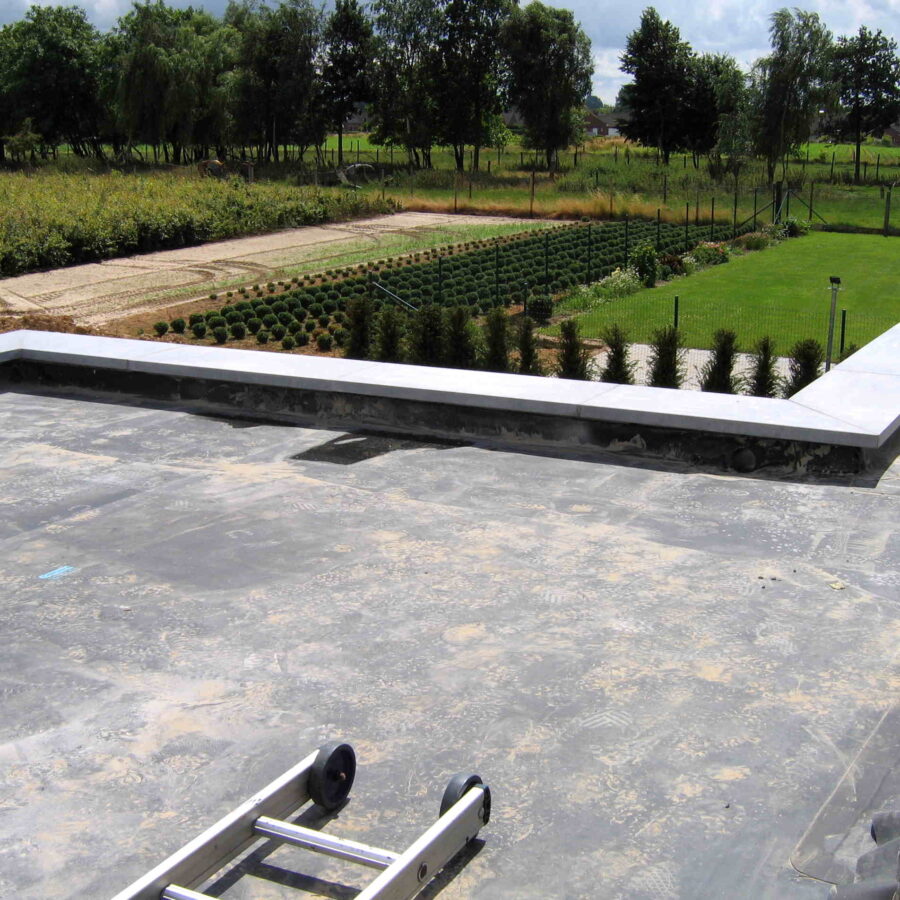 EPDM rubber roof membrane with perimeter flashing